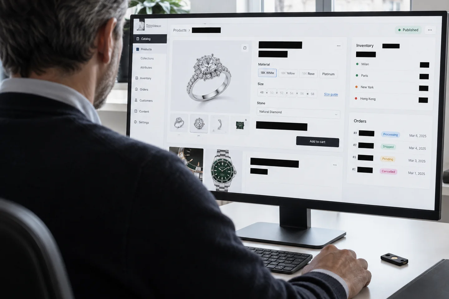Professionista al lavoro su un e-commerce di gioielleria con dati del cliente oscurati